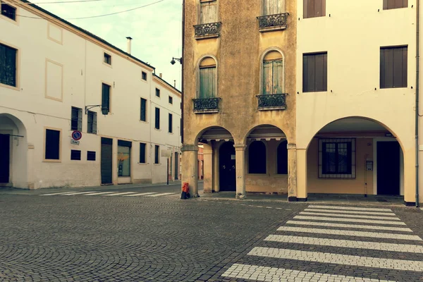 イタリア モンタニャーナ 2018 美しい都市の通り駐車中の車 — ストック写真