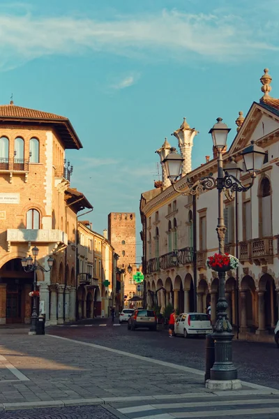 Montagnana Italia Agosto 2018 Hermosa Calle Ciudad Con Coches Aparcados — Foto de Stock