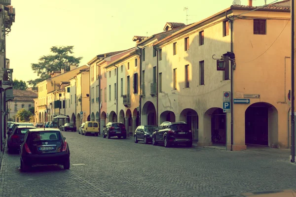 Montagnana Italia Agosto 2018 Hermosa Calle Ciudad Con Coches Aparcados —  Fotos de Stock