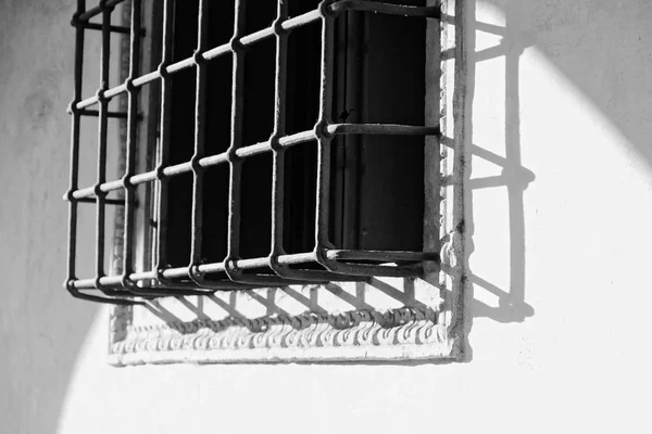 Krásná Kovová Ochranná Mříž Okno — Stock fotografie