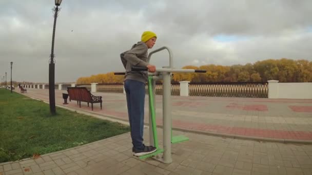 Adolescente Vai Para Esportes Equipamentos Esportivos Natureza — Vídeo de Stock