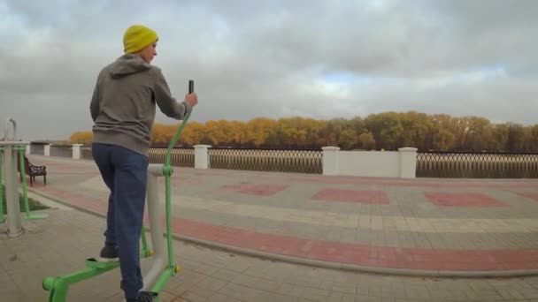 Adolescente Vai Para Esportes Equipamentos Esportivos Natureza — Vídeo de Stock