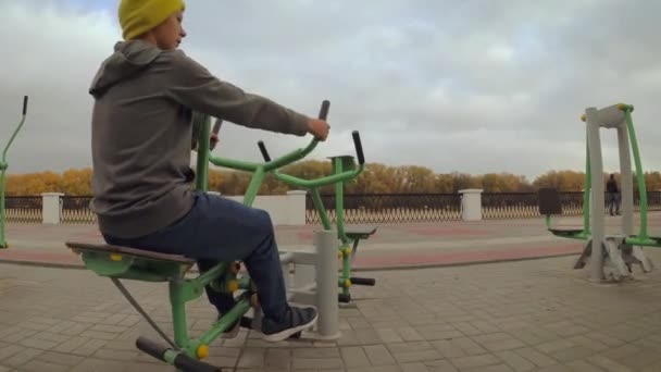 Tonåringen Går För Sport Sportutrustning Naturen — Stockvideo
