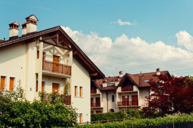 Belluno, İtalya 7 Ağustos 2018: Vizome sokakta güzel bir evde