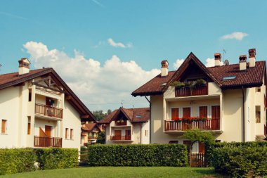 Belluno, İtalya 7 Ağustos 2018: Vizome sokakta güzel bir evde