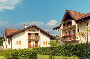 Belluno, İtalya 7 Ağustos 2018: Vizome sokakta güzel bir evde