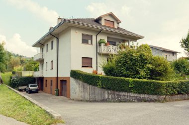 Belluno, İtalya 7 Ağustos 2018: Vizome sokakta güzel bir evde