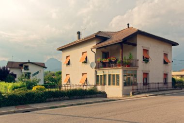 Belluno, İtalya 7 Ağustos 2018: Vizome sokakta güzel bir evde