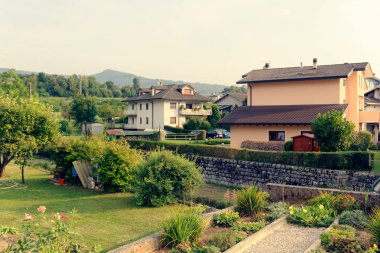 Belluno, İtalya 7 Ağustos 2018: Vizome sokakta güzel bir evde