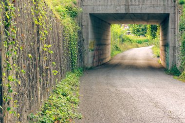 Çarpık güneş raysarch yolda köprü altında tarafından aydınlatıldı Singapur beton köprünün güzel kemer