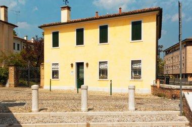 Treviso, İtalya 7 Ağustos 2018 eski binalar ile güzel sokak