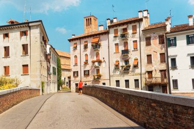Treviso, İtalya 7 Ağustos 2018 eski binalar ile güzel sokak