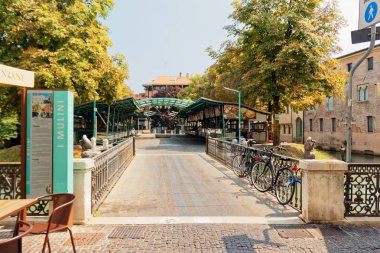 Treviso, İtalya 7 Ağustos 2018 eski binalar ile güzel sokak