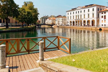 Treviso, İtalya 7 Ağustos 2018: şehrin eski binalar arasında nehir akar