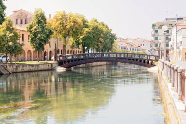 Treviso, İtalya 7 Ağustos 2018: şehrin eski binalar arasında nehir akar