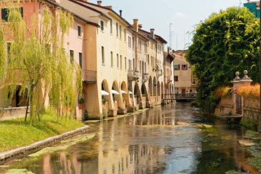 Treviso, İtalya 7 Ağustos 2018: şehrin eski binalar arasında nehir akar