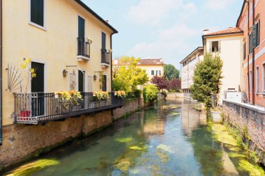 Treviso, İtalya 7 Ağustos 2018: şehrin eski binalar arasında nehir akar