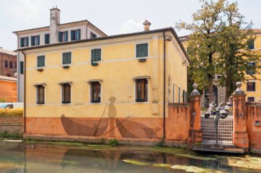 Treviso, İtalya 7 Ağustos 2018: şehrin eski binalar arasında nehir akar
