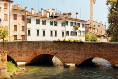 Treviso, İtalya 7 Ağustos 2018: şehrin eski binalar arasında nehir akar