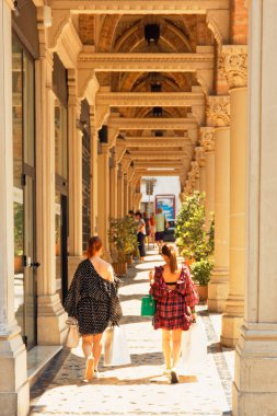 Treviso, İtalya 7 Ağustos 2018: kemerli yapılar kentin eski binalarda