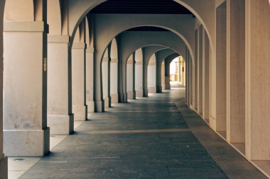 Treviso, İtalya 7 Ağustos 2018: kemerli yapılar kentin eski binalarda