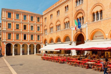 Treviso, İtalya 7 Ağustos 2018: bir şehir sokak üzerinde küçük bir kafe