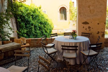 Treviso, İtalya 7 Ağustos 2018: bir şehir sokak üzerinde küçük bir kafe