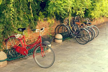 Treviso, İtalya 7 Ağustos 2018: bir motosiklet üzerinde bir şehir sokak park edilmiş