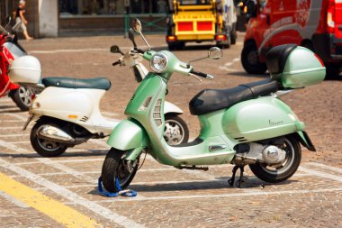 Treviso, İtalya 7 Ağustos 2018: bir motosiklet üzerinde bir şehir sokak park edilmiş