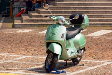Treviso, İtalya 7 Ağustos 2018: bir motosiklet üzerinde bir şehir sokak park edilmiş
