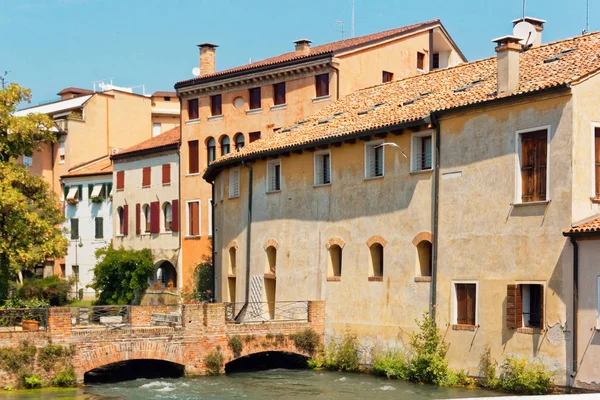 Treviso Italia Agosto 2018 Río Fluye Entre Los Edificios Antiguos —  Fotos de Stock