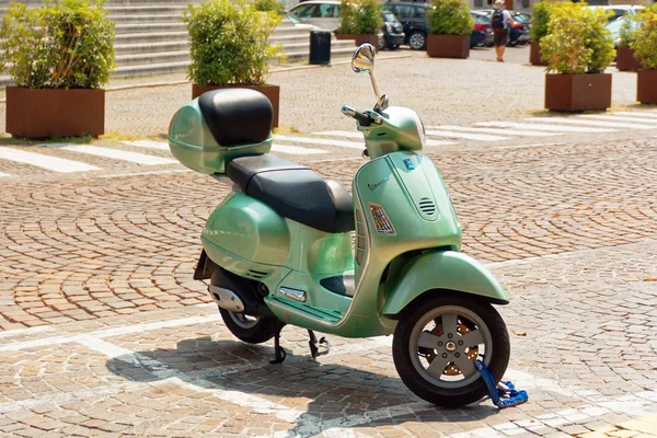 Treviso Italia Agosto 2018 Ciclomotor Está Estacionado Una Calle Ciudad — Foto de Stock