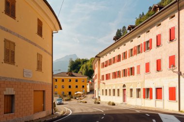Beluno, İtalya 7 Ağustos 2018: Perarollo di Cadore dağ köyü. Dağlarda evleri