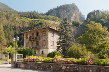 Beluno, İtalya 7 Ağustos 2018: Perarollo di Cadore dağ köyü. Dağlarda evleri