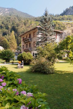 Beluno, İtalya 7 Ağustos 2018: Perarollo di Cadore dağ köyü. Dağlarda evleri