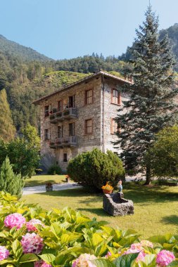 Beluno, İtalya 7 Ağustos 2018: Perarollo di Cadore dağ köyü. Dağlarda evleri