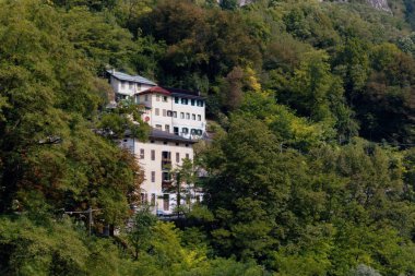 Beluno, İtalya 7 Ağustos 2018: Perarollo di Cadore dağ köyü. Dağlarda evleri