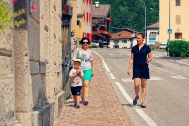 Beluno, İtalya 7 Ağustos 2018: Perarollo di Cadore dağ köyü. Dağlarda evleri