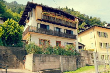 Beluno, İtalya 7 Ağustos 2018: Perarollo di Cadore dağ köyü. Dağlarda evleri