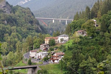Beluno, İtalya 7 Ağustos 2018: Perarollo di Cadore dağ köyü. Dağlarda evleri
