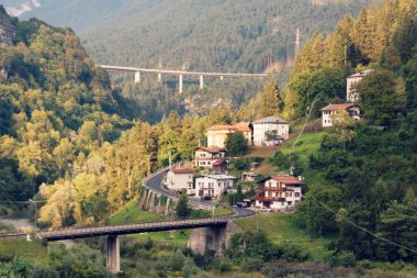Beluno, İtalya 7 Ağustos 2018: Perarollo di Cadore dağ köyü. Dağlarda evleri