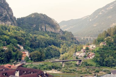 Beluno, İtalya 7 Ağustos 2018: Perarollo di Cadore dağ köyü. Dağlarda evleri