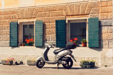 Beluno, İtalya 7 Ağustos 2018: Perarollo di Cadore dağ köyü. Motosiklet sokakta park edilmiş