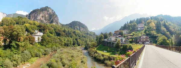 Beluno Italien Augusti 2018 Perarollo Cadore Bergsby Hus Bergen — Stockfoto