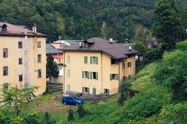Beluno Włochy Sierpień 2018 Perarollo Cadore Górskiej Miejscowości Domy Górach — Zdjęcie stockowe