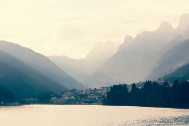 Beluno, İtalya 9 Ağustos 2018: Auronzo di Cadore dağ köyü. Dağlarda evleri