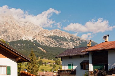 Beluno, İtalya-Ağustos 9, 2018: Dağ köyü, Cortina di Ampezzo