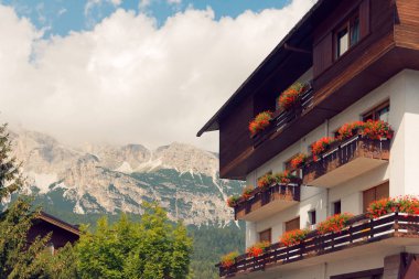 Beluno, İtalya-Ağustos 9, 2018: Dağ köyü, Cortina di Ampezzo