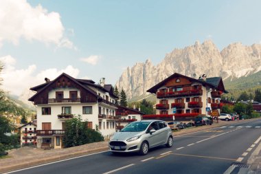 Beluno, İtalya-Ağustos 9, 2018: Dağ köyü, Cortina di Ampezzo