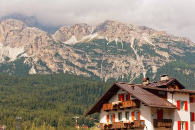 Beluno, İtalya-Ağustos 9, 2018: Dağ köyü, Cortina di Ampezzo